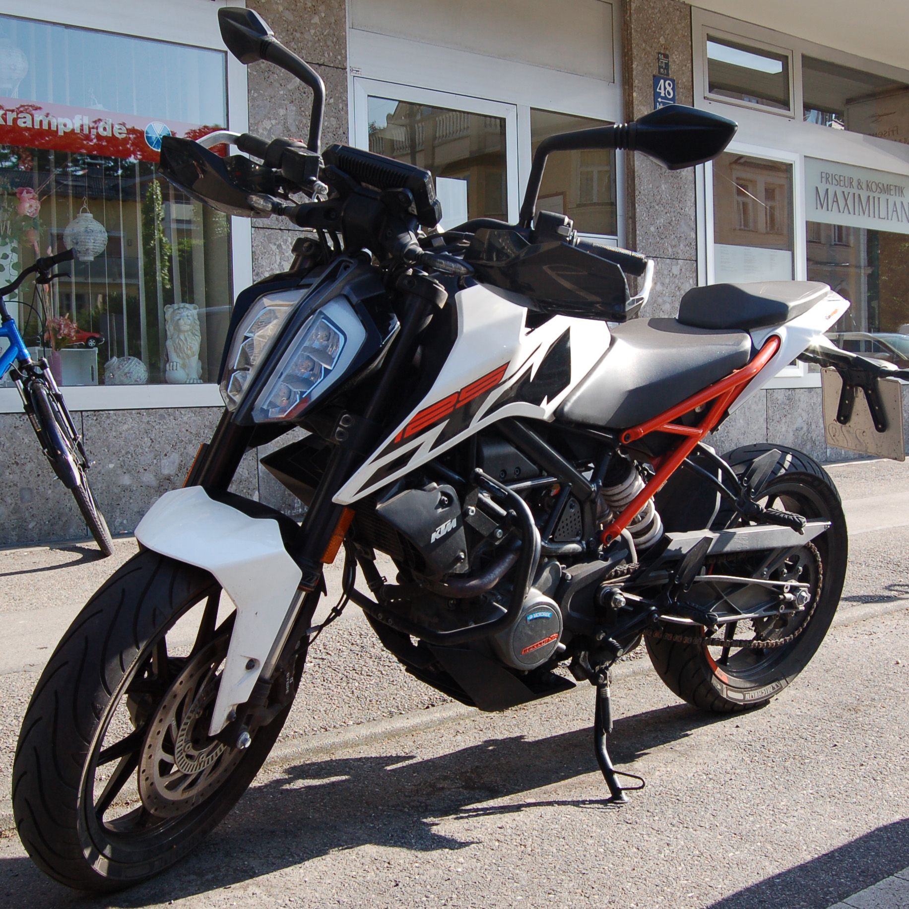 KTM-Fahrschulmotorrad vor der Fahrschule Krampfl in der Pelkovenstraße, München Moosach