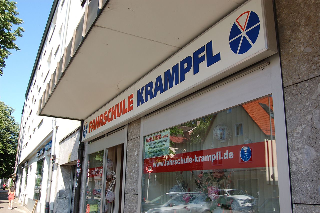 Eingang der Fahrschule Krampfl in der Pelkovenstraße 48, München Moosach